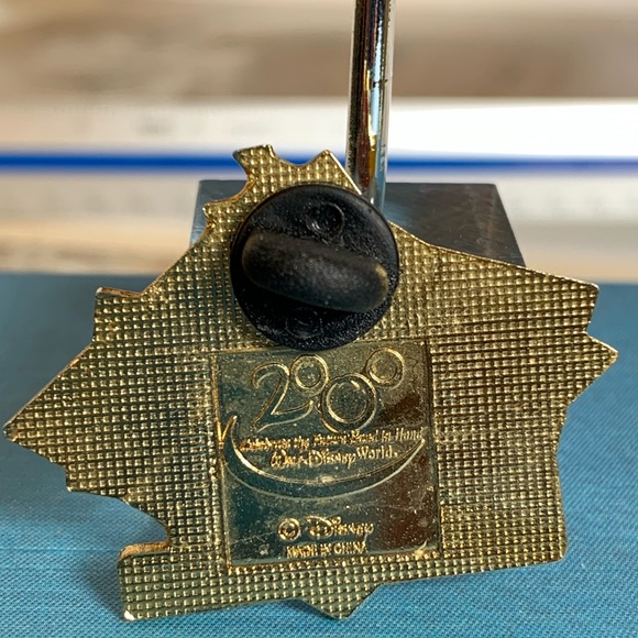 Vintage WDW Disney Official Pin Trading 2000, Celebrate the Future Hand in Hand - Picture 2 of 4